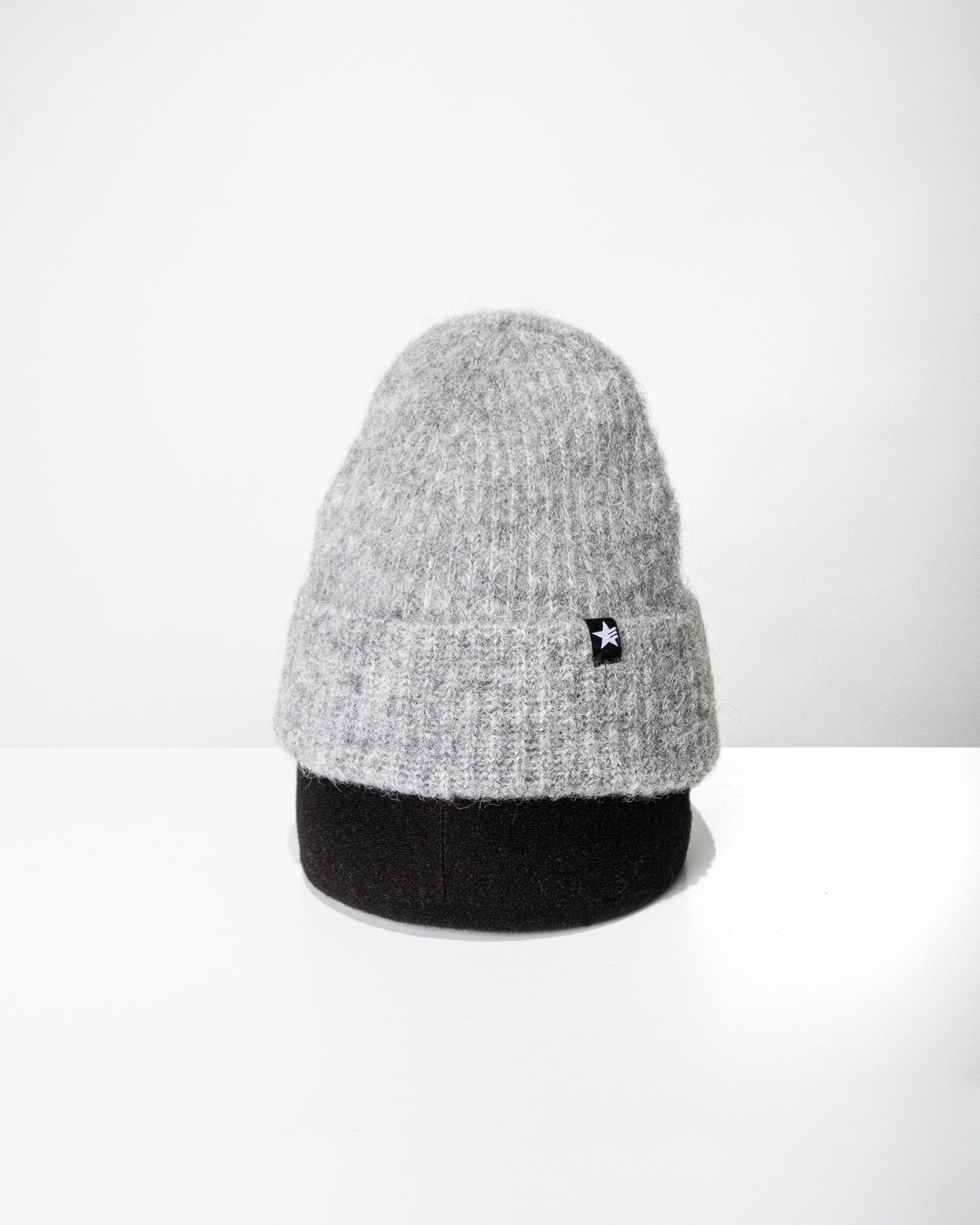 esperando-kaelyn-beanie-grau-strickm-tze-alpaka image 2